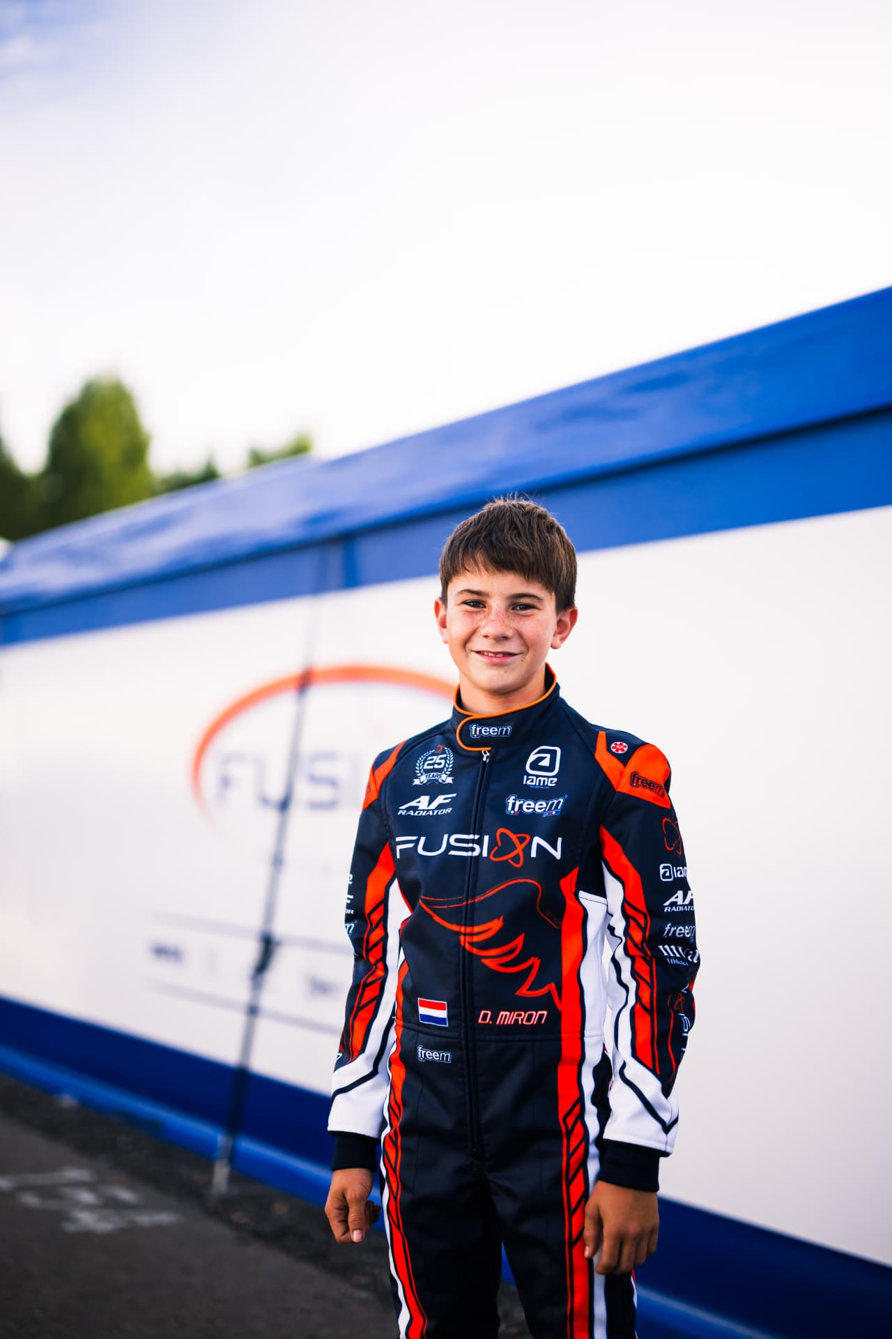 Retrato de Daniel Miron sonriendo en el paddock