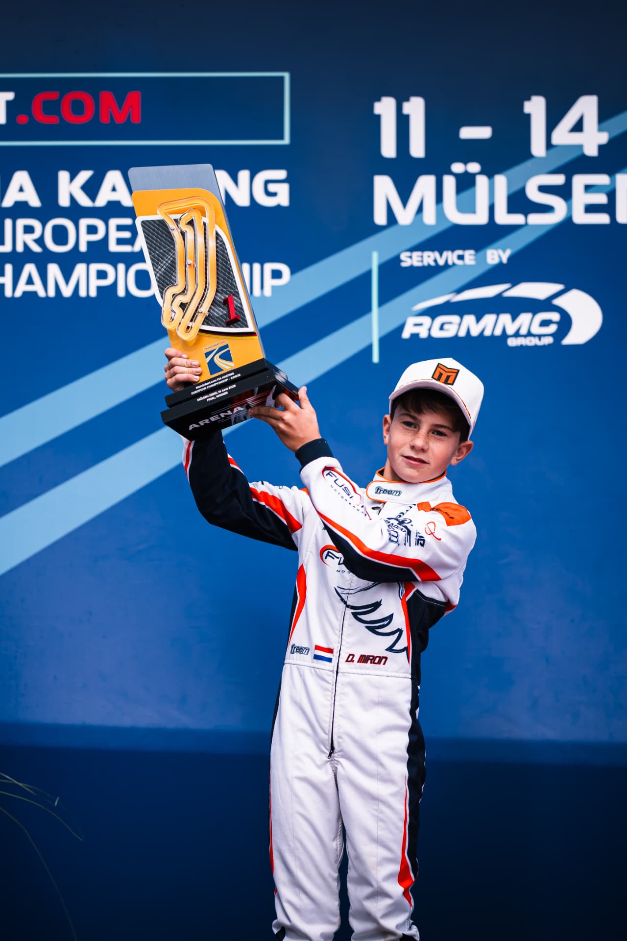 Daniel Miron levanta el trofeo con el trazado del circuito de Mülsen