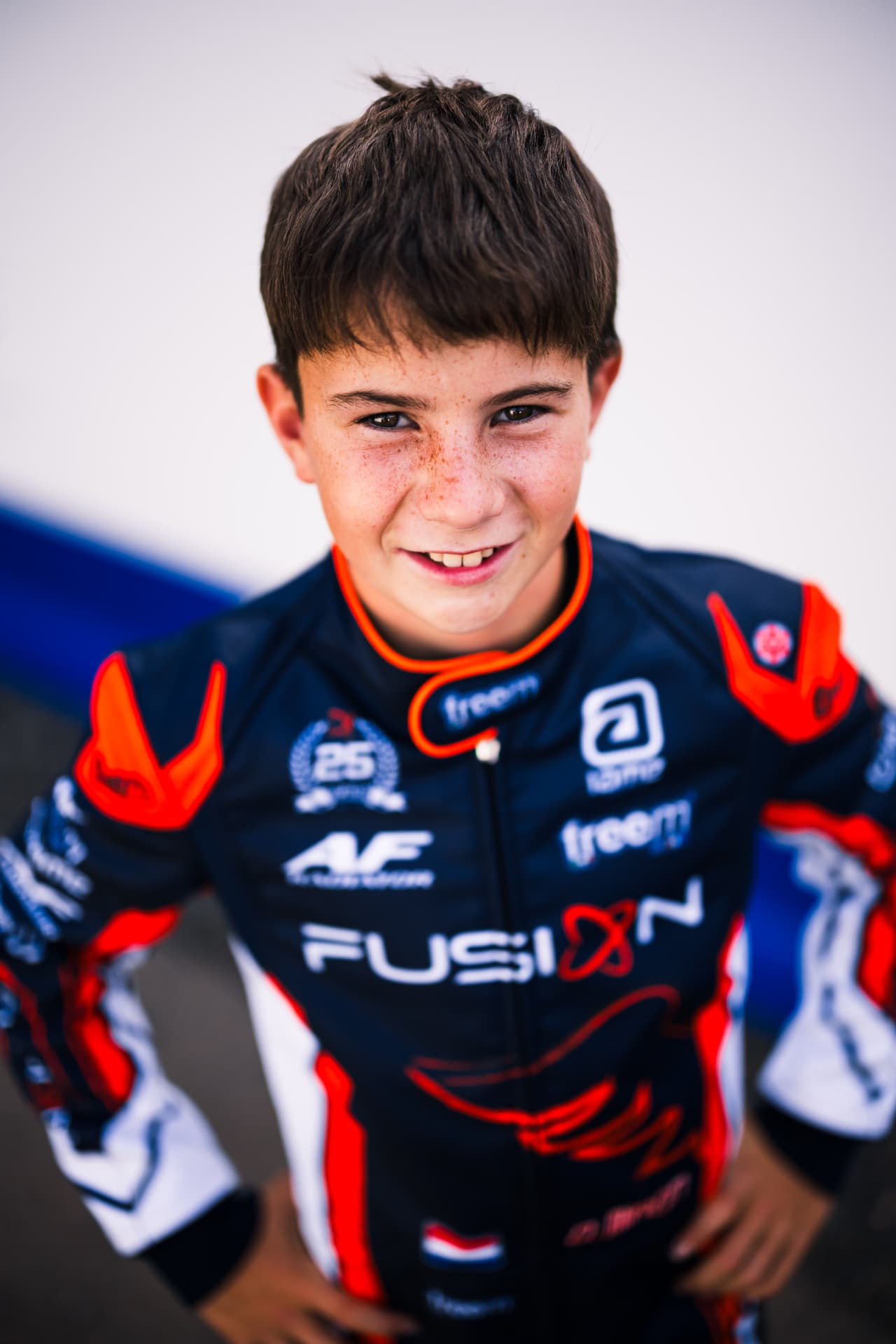 Retrato cercano de Daniel Miron con el mono de carreras
