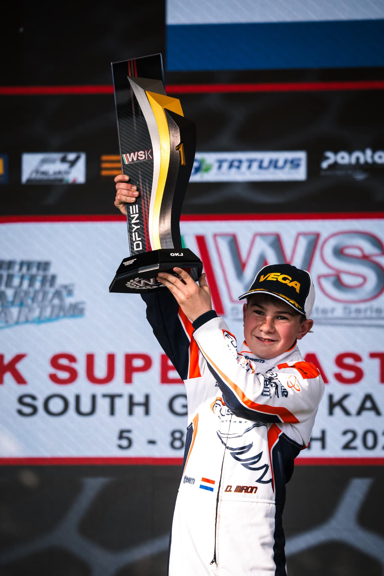 Daniel Miron Lorente levanta el trofeo de ganador en la WSK Super Master Series de Lonato