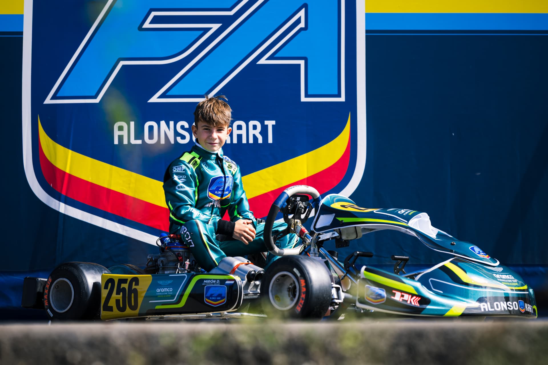 Daniel Miron sobre su kart número 256 en el paddock