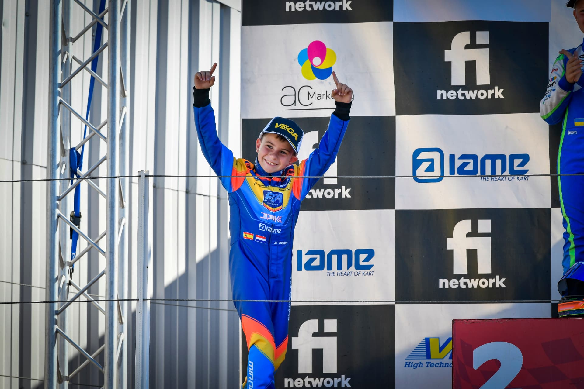 Daniel Miron celebra en el podio de Zuera señalando al cielo