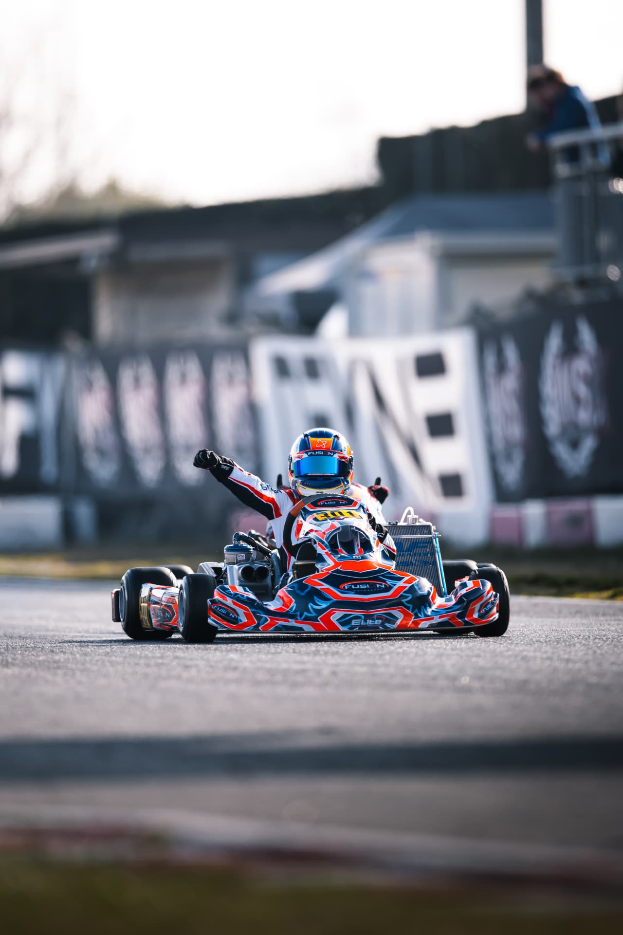 Daniel Miron celebra la victoria sobre su kart Fusion Motorsport en Lonato
