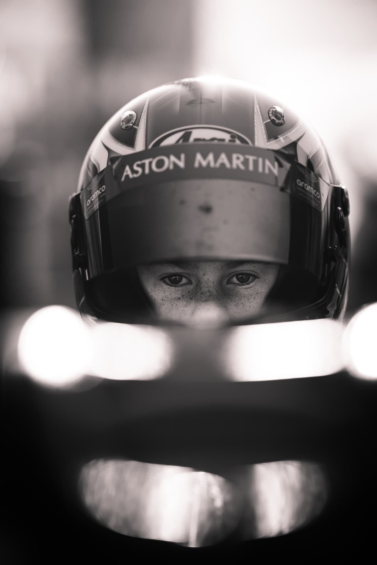 Retrato en blanco y negro de la mirada de Daniel Miron a través del visor