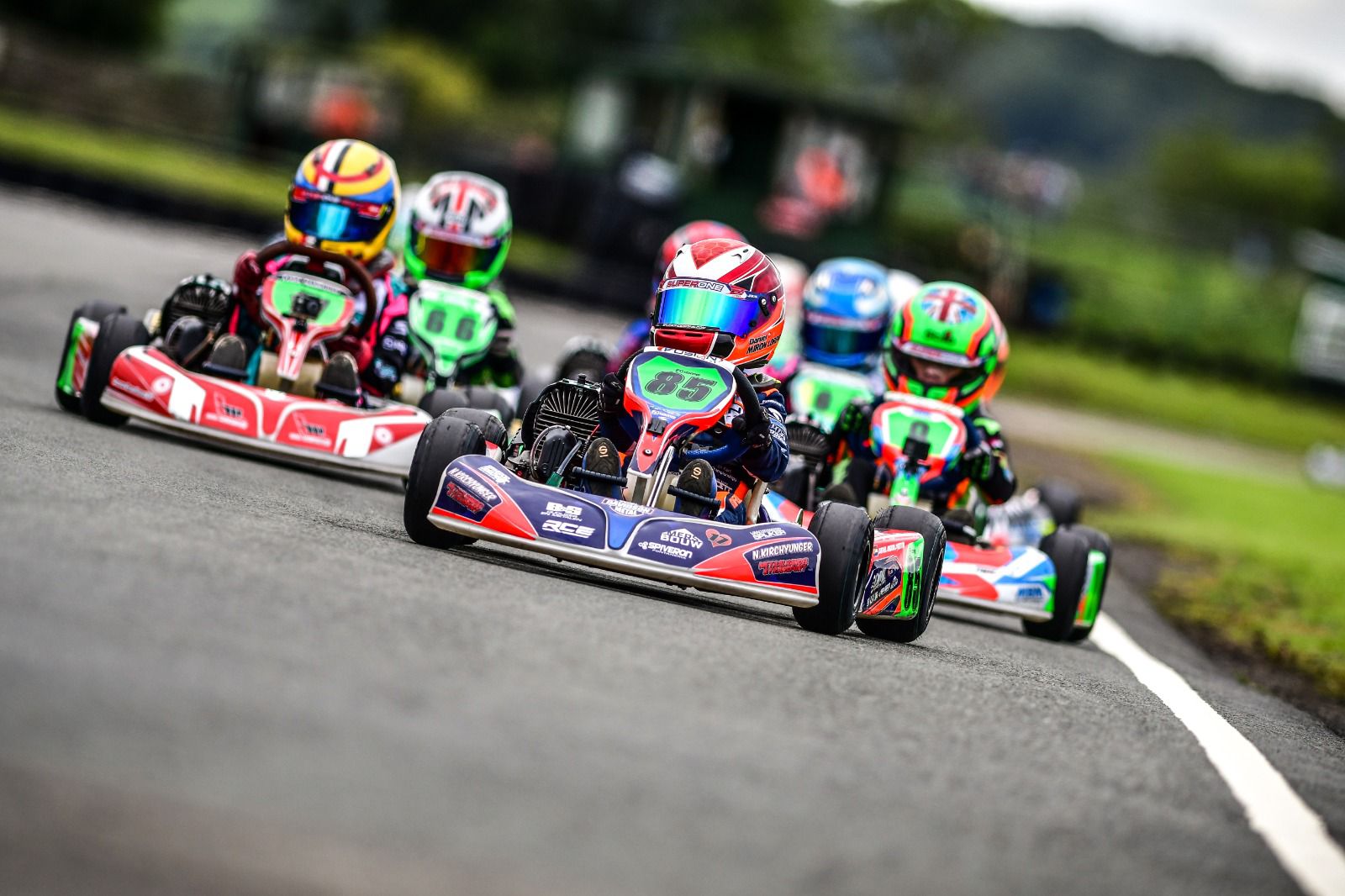 Daniel Miron lidera un grupo de karts en carrera