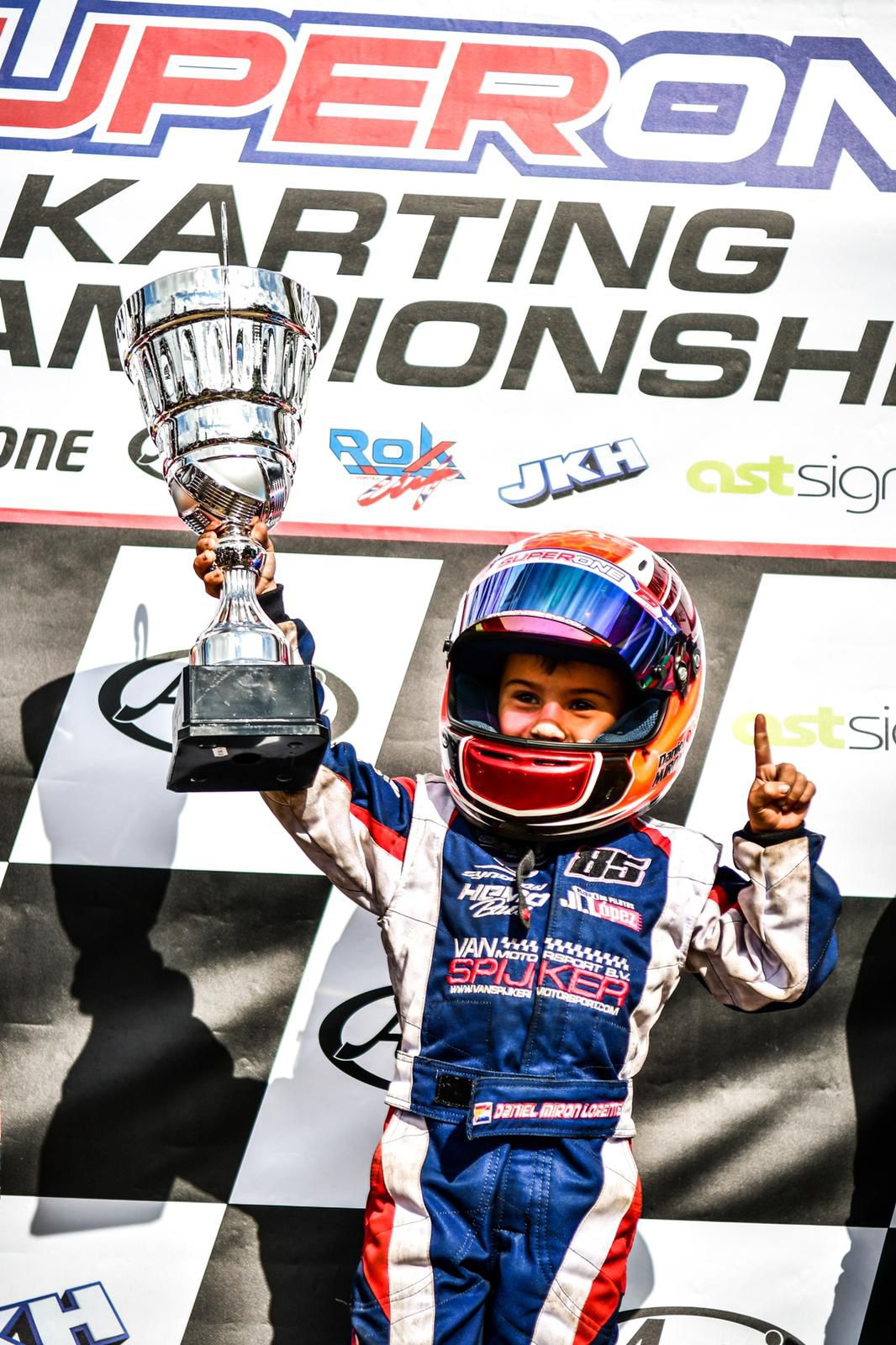 Daniel Miron de muy pequeño celebrando con casco en el podio