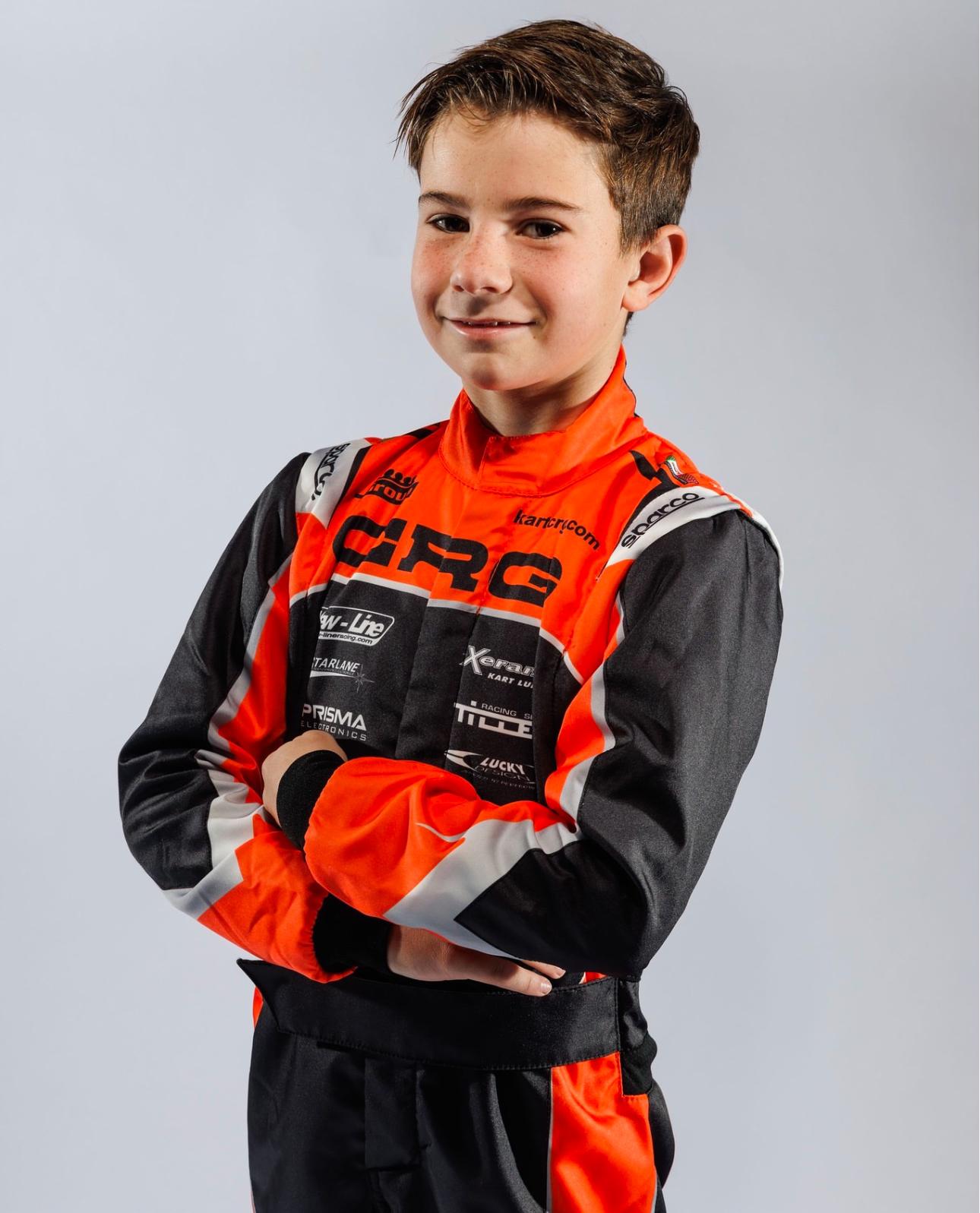 Retrato de estudio de Daniel Miron con mono de carreras
