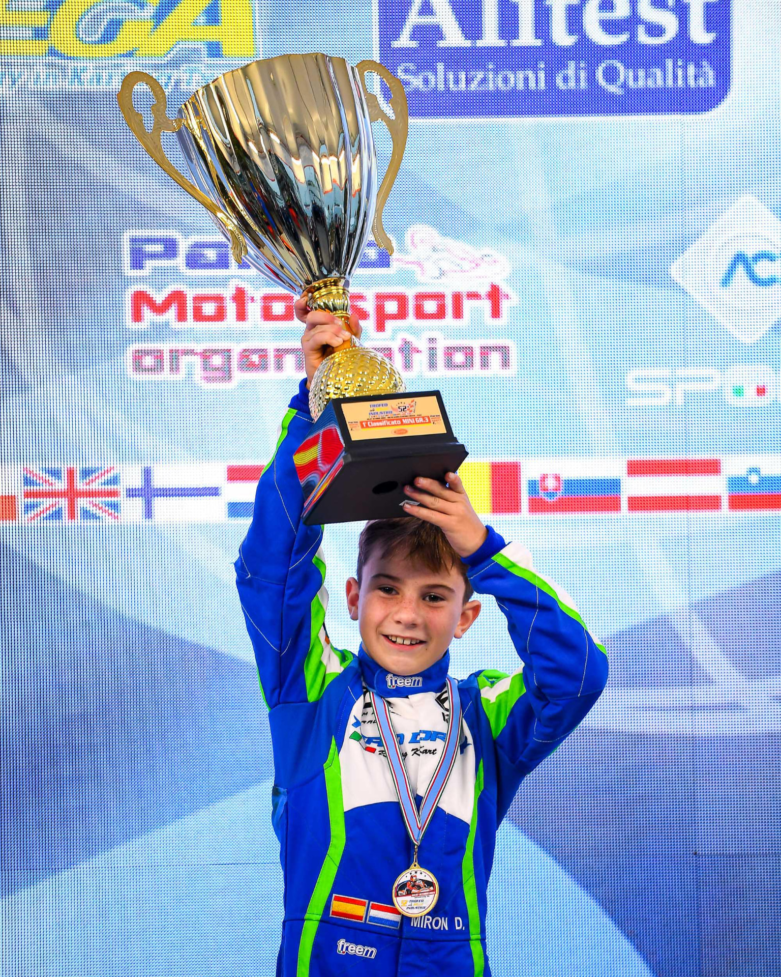 Daniel Miron levanta una gran copa en el podio